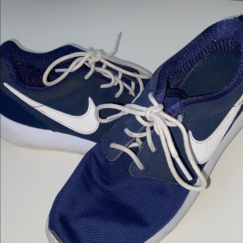 Nike roshe tennis shoe